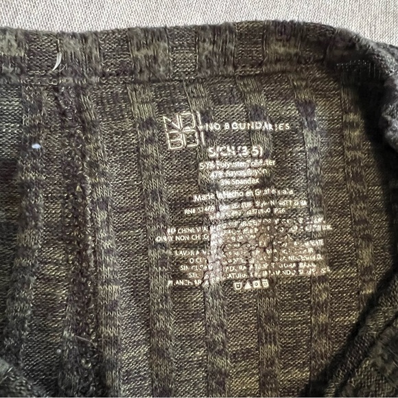 No Boundaries Green/Gray Fitted Ribbed Long Sleeve Blouse - Picture 2 of 2